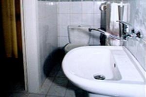 dolna_farmstays_modra_slovakia_bathroom.jpg