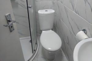 rooms_noa_london_bathroom.jpg